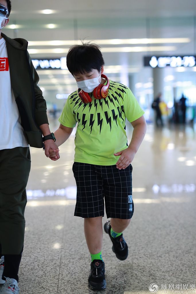 2020年5月29日,上海,拳王邹市明带着儿子邹明轩,邹明皓现身机场