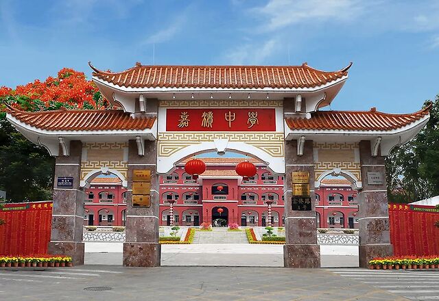 嘉积中学全体教职工为学生捐赠口罩爱满嘉中校园61情暖红楼学子