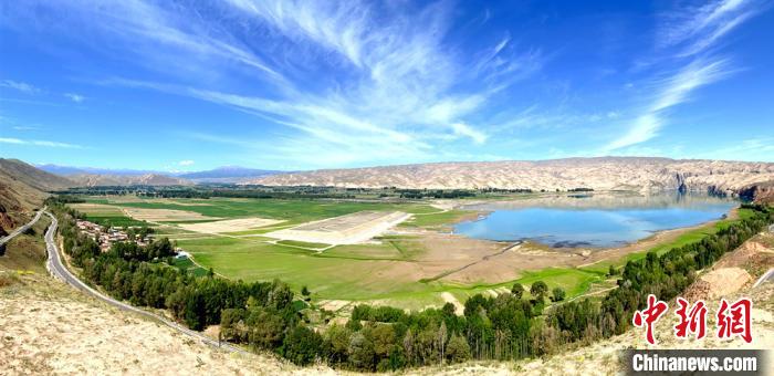 6月中旬,武威市凉州区天梯山风景区,绿树环绕,黄羊河水库与天一色.