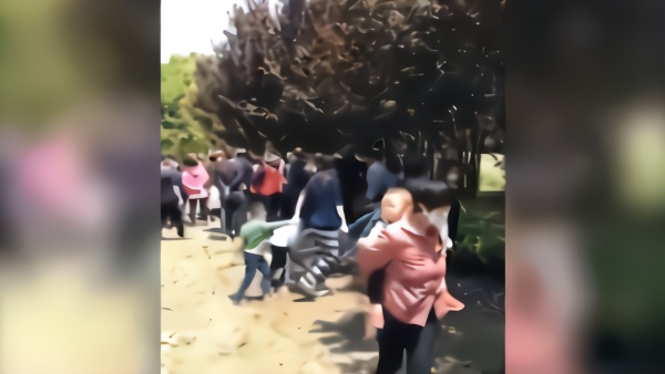 无锡江阴一河沟现裸体女尸，警方介入调查