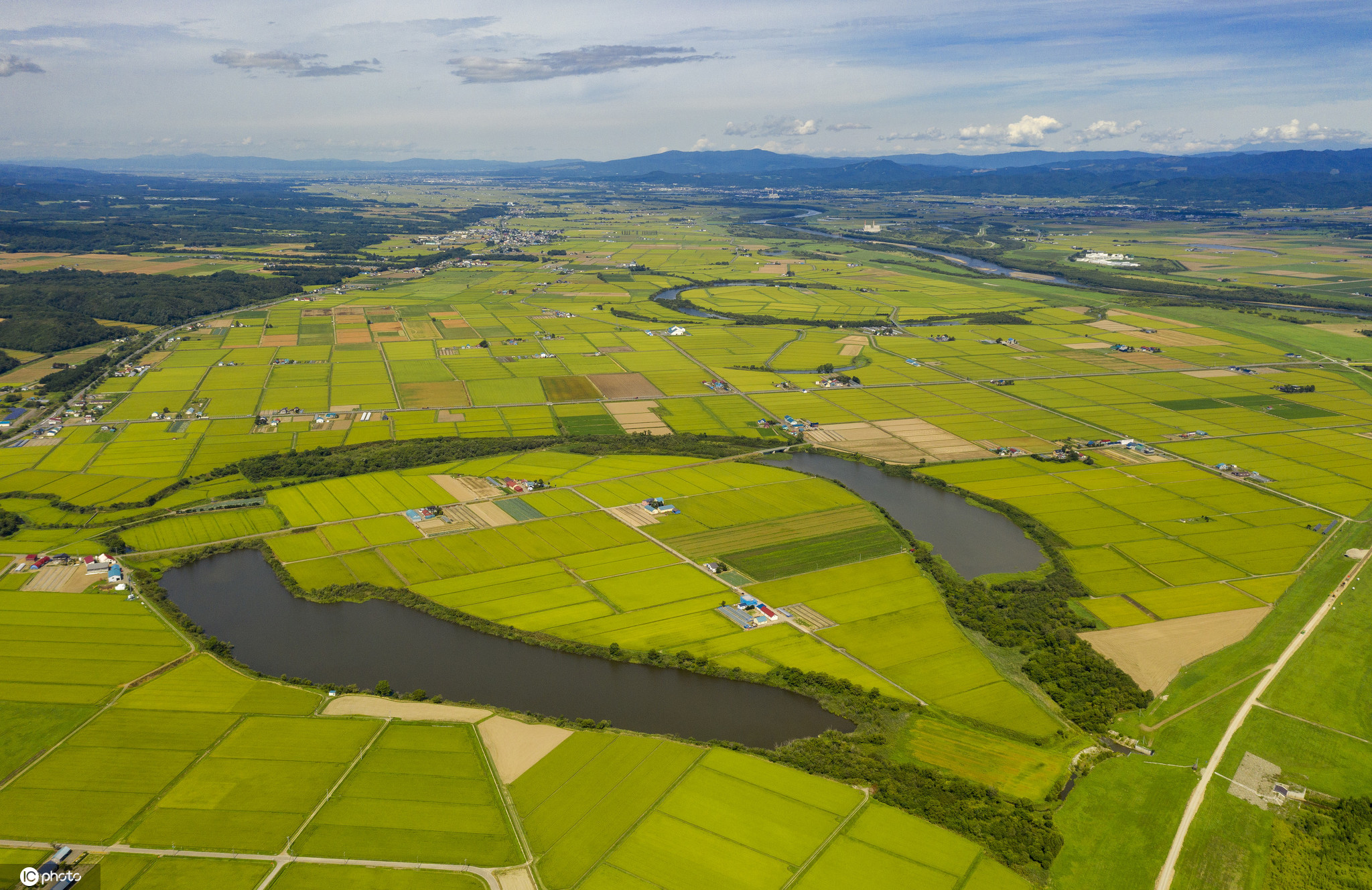 当地时间2020年9月报道,日本北海道,航拍石狩平原上的石狩川和牛轭湖