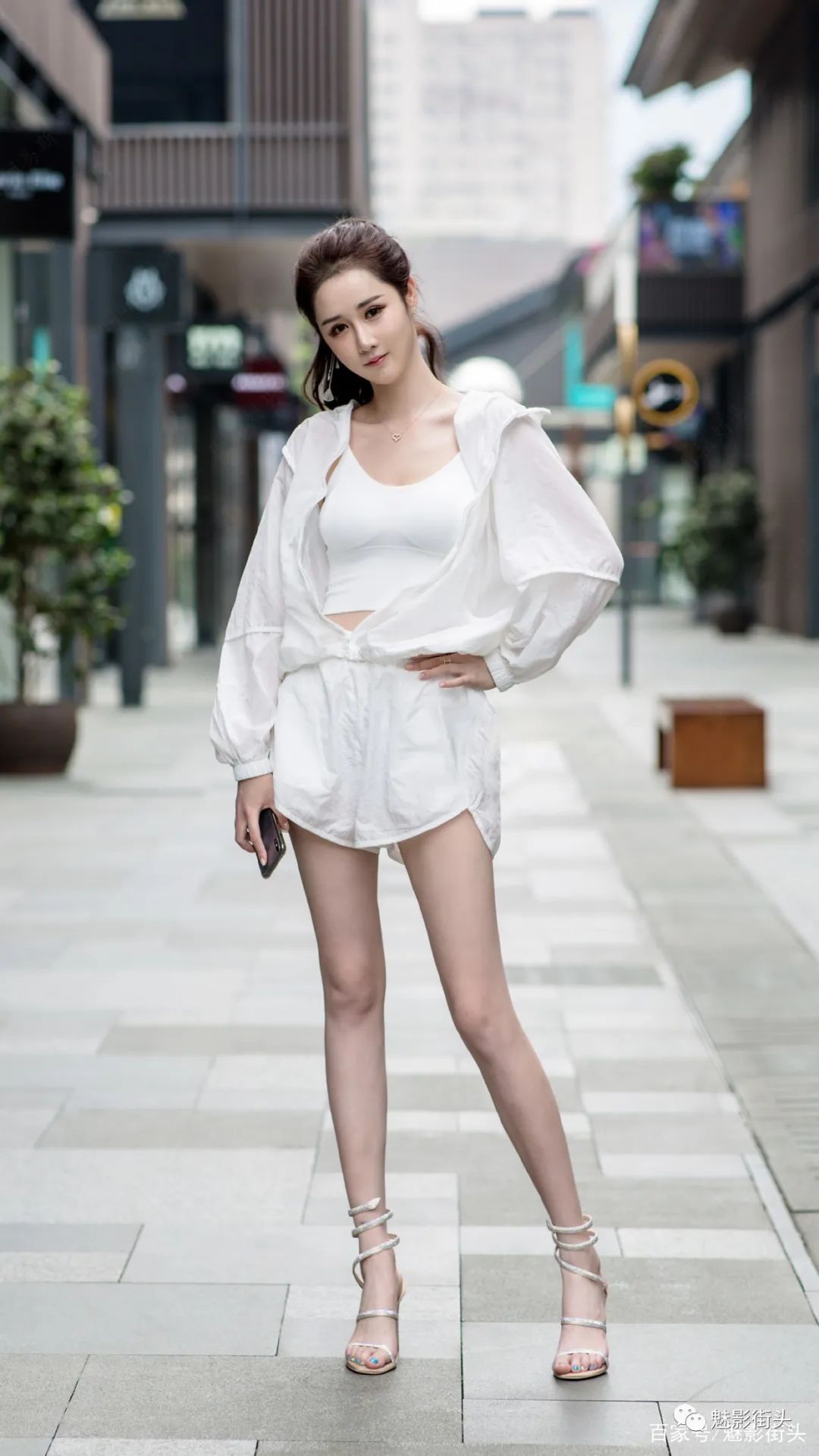 小个子女生穿高跟凉鞋秒变大长腿真是腿长不够高跟鞋来凑