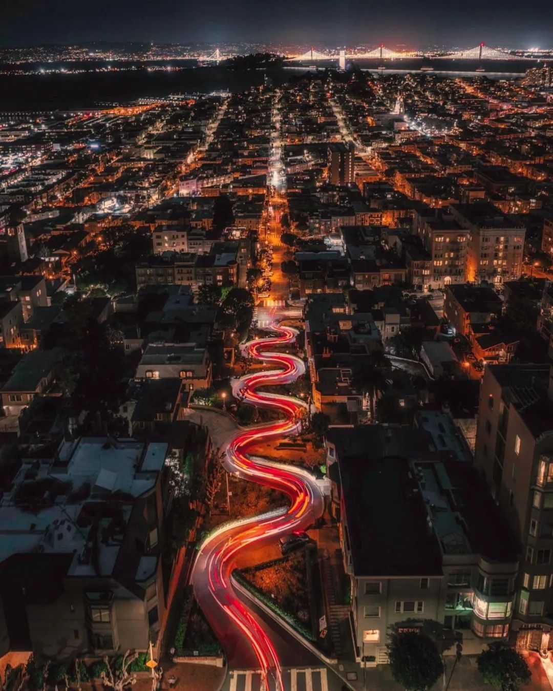 【携程攻略】旧金山九曲花街景点,九曲花街的官方名称为伦巴底街，它是世界上最弯曲的街道。市政当局为…