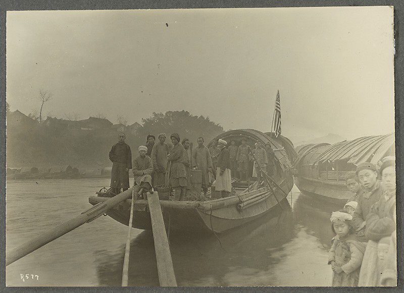 【洛克拍摄】四川Sichuan (Huang-kiang). Our houseboat at Huang-kiang. (1925-01-25)