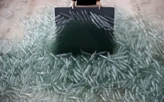 全球“最大玻璃厂”机器自动运转24小时，一旦停电就全部报废