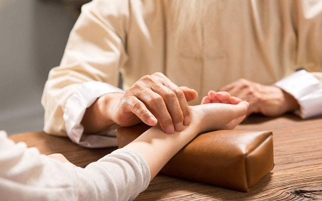 我们经常看古装剧里女人确认怀孕都要通过郎中把脉,甚至有的郎中为了