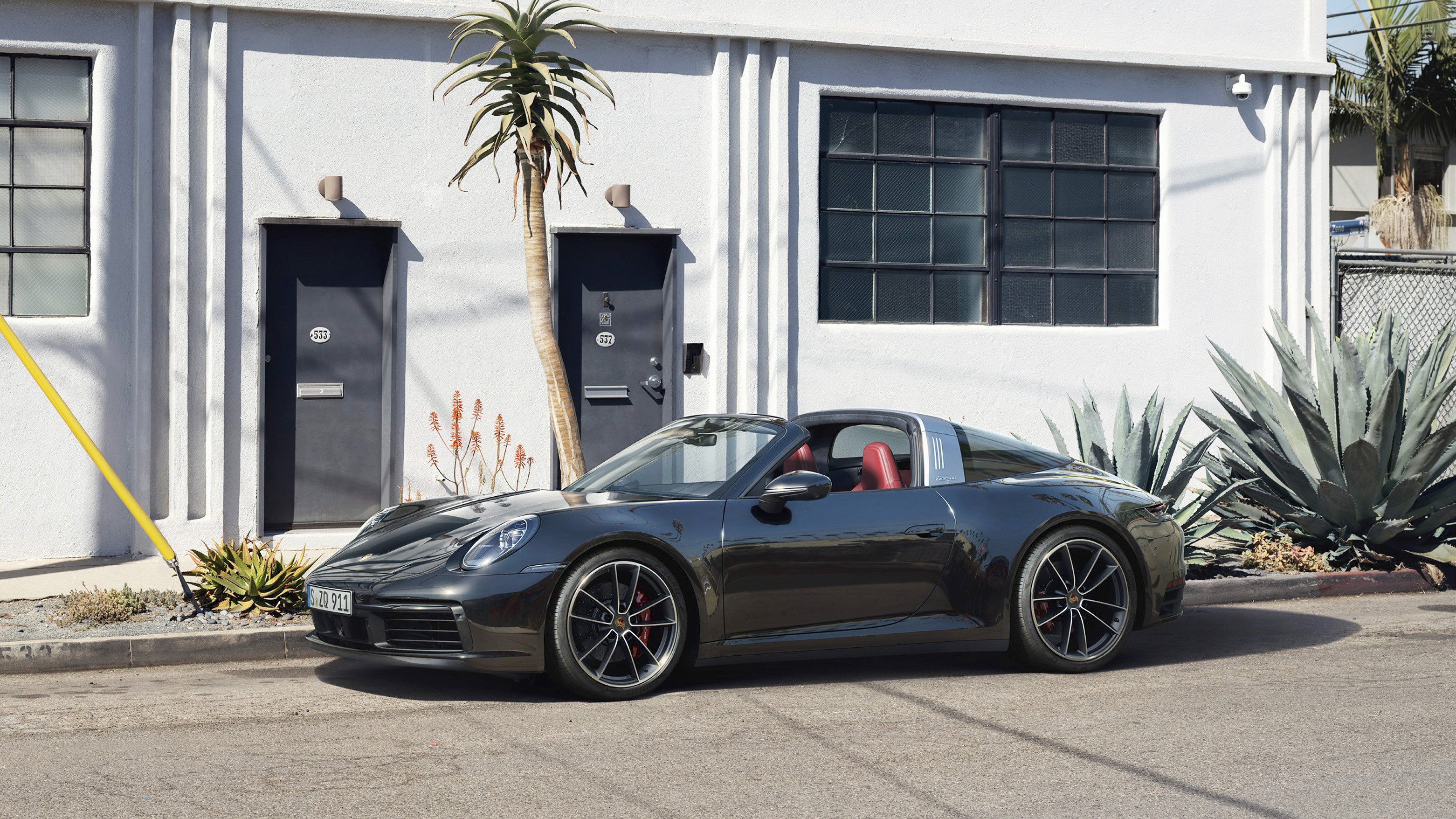 不能打开后窗的一体式弧形玻璃顶,赋予了911 targa独特的复古韵味.