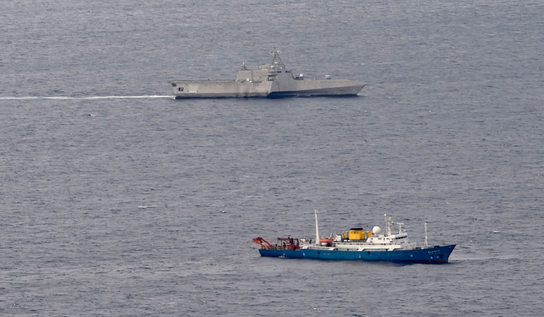 美海军“吉福兹”号濒海战斗舰从中国“海洋四号”远洋科学考察船附近驶过