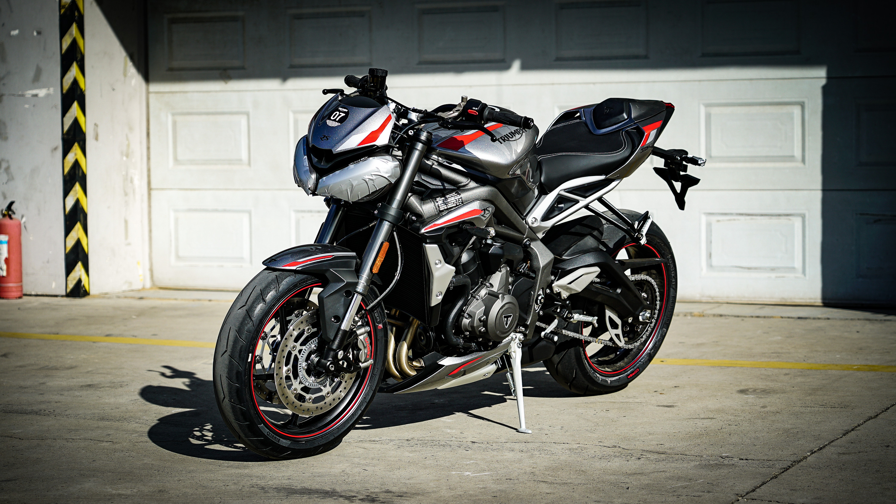 标配赛车发动机的刷街利器凯旋765rs