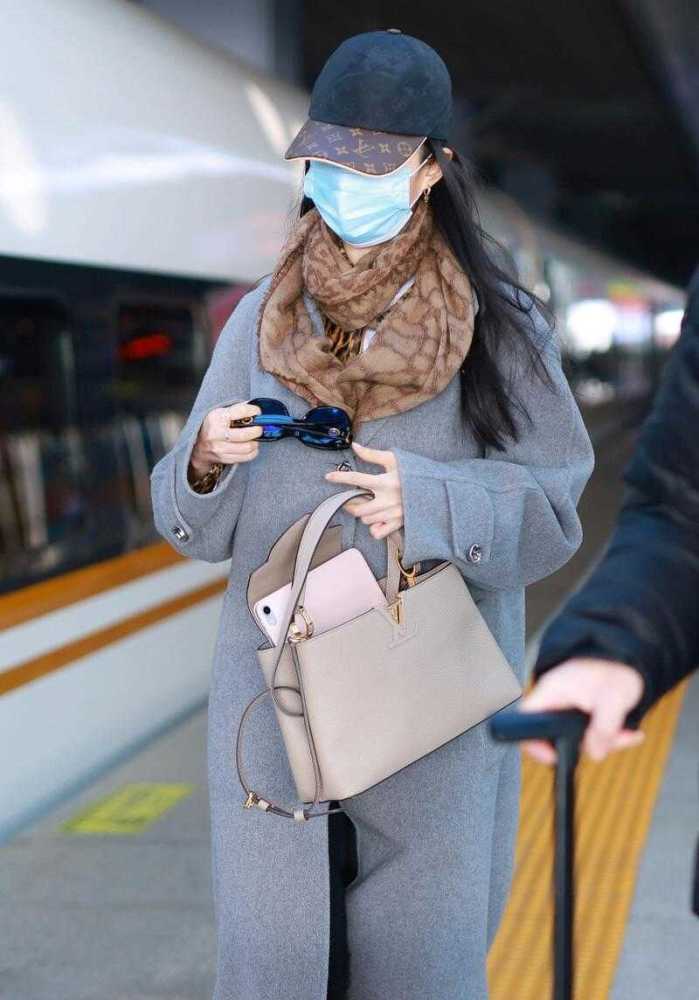 刘亦菲回国好低调,穿灰色大衣简洁大气,配棕色围巾洋气显气质__凤凰网
