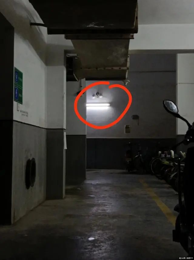 另外，整个4幢总共18层楼，从18楼旁的电梯，上到楼顶，有一处铁门，需要密码和指纹才能打开，铁门对面则是电梯机房。