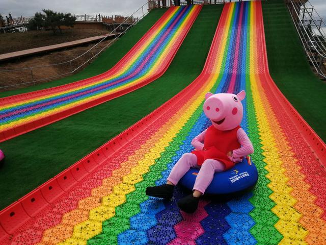 琵岩山的彩虹滑道名为七彩速滑.