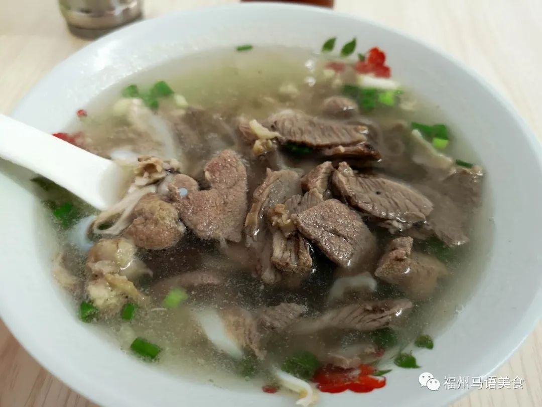 罗汉肉猪肝肺管汤,汤头真的很干净,没有丝毫浑浊味,这样的小锅汤很少