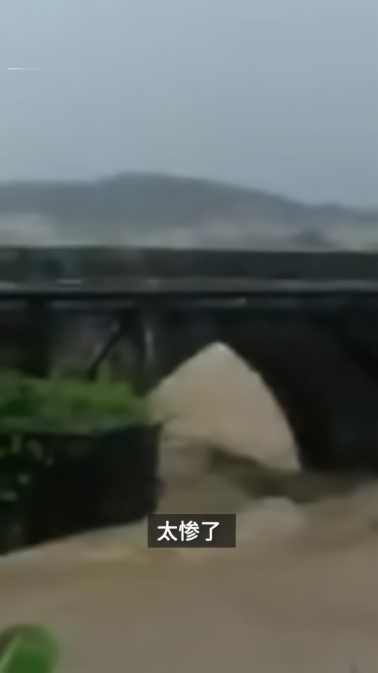 安徽黄山将打捞被洪水冲垮的古桥原料：尽快原样修复