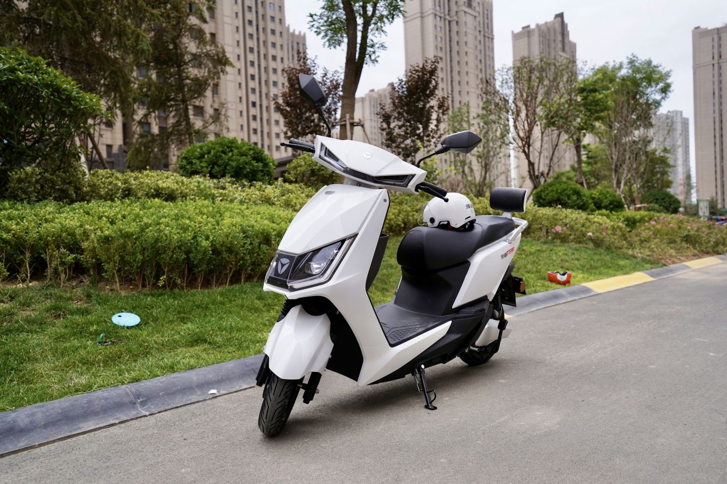 雅迪冠能t5上路实测:百公里长续航,再也不担心续航和堵车__凤凰网