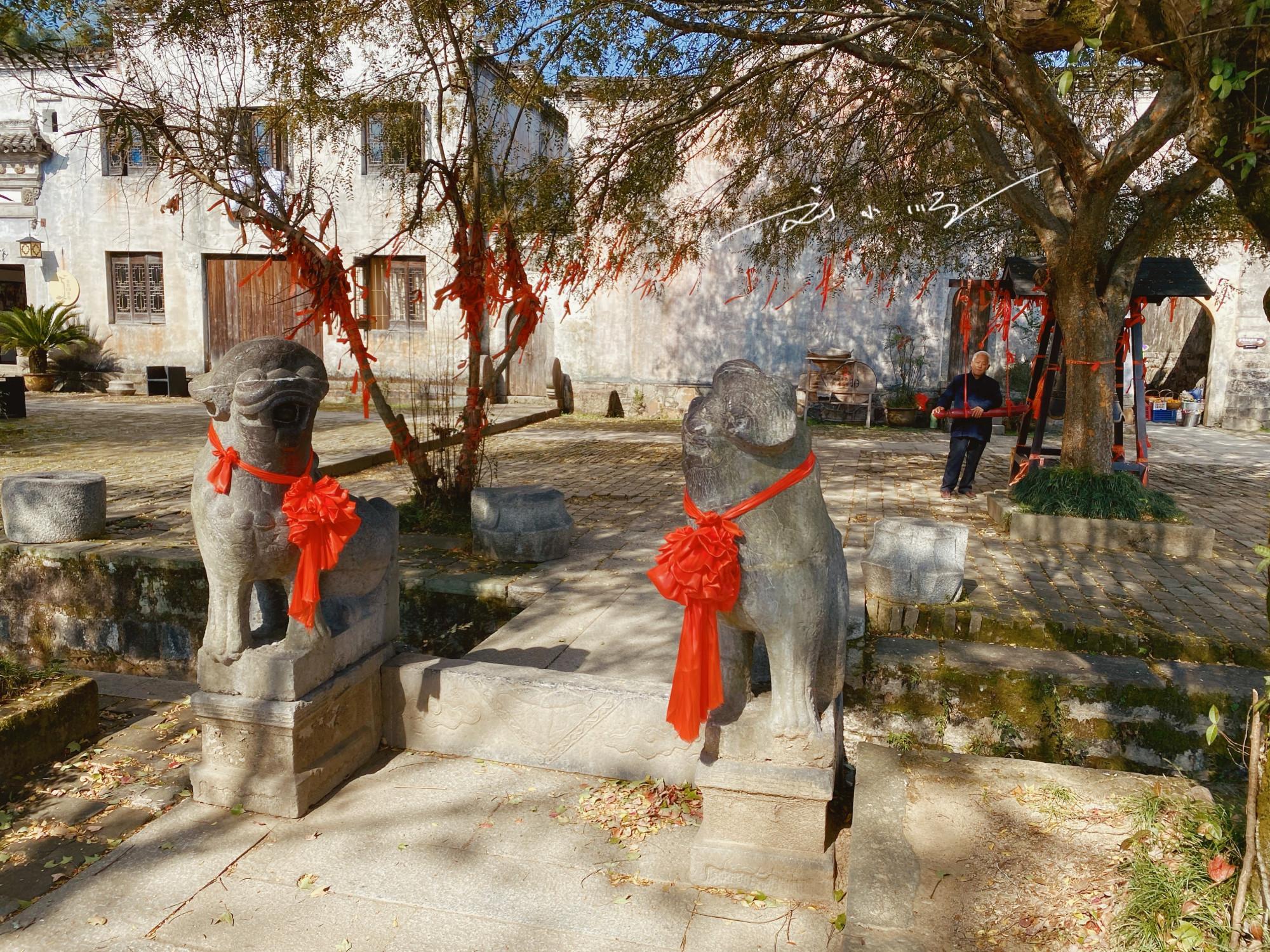 安徽古村发现最萌神兽,字典里都找不到它的名字,被游客摸到包浆__凤凰