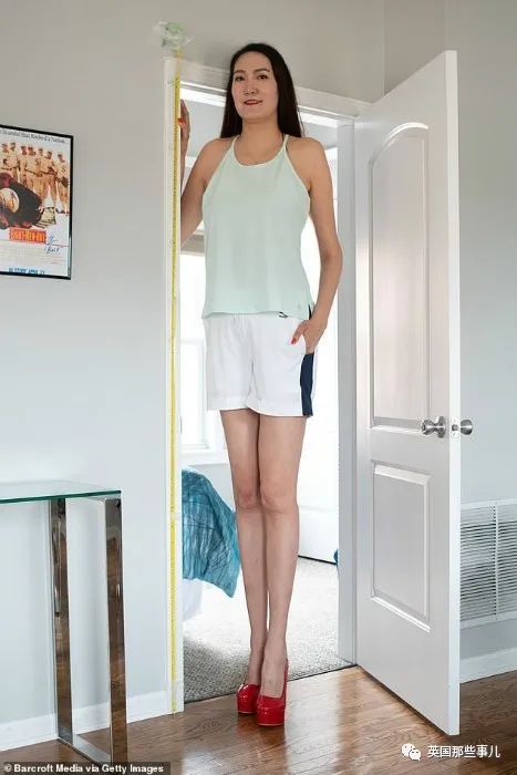 作为世界上腿最长的人之一,这妹子身高2米还酷爱穿高跟鞋