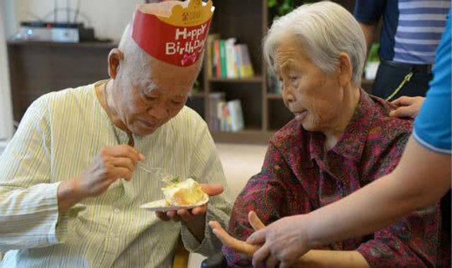 因为他们在年轻时信奉丁克主义,所以他们没有孩子,现在只能住进养老院