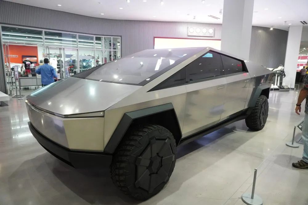 实拍组图特斯拉cybertruck亮相彼得森博物馆
