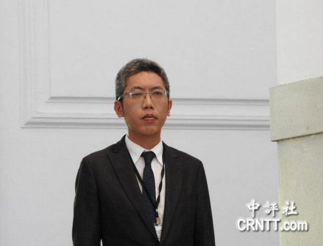 府发言人丁允恭与前妻同住同时热恋女记者