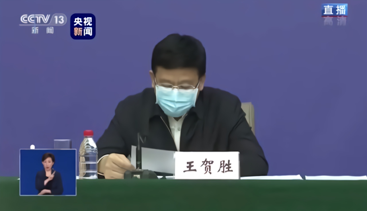 30秒 | 湖北省委常委王贺胜：目前已经开放9个方舱医院，有6960多张床位，在院患者5606名