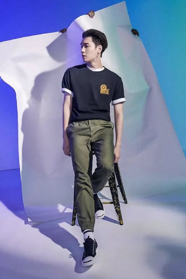 单身也要当时髦精张艺兴一人穿情侣款毛衣年近三十仍像个少年