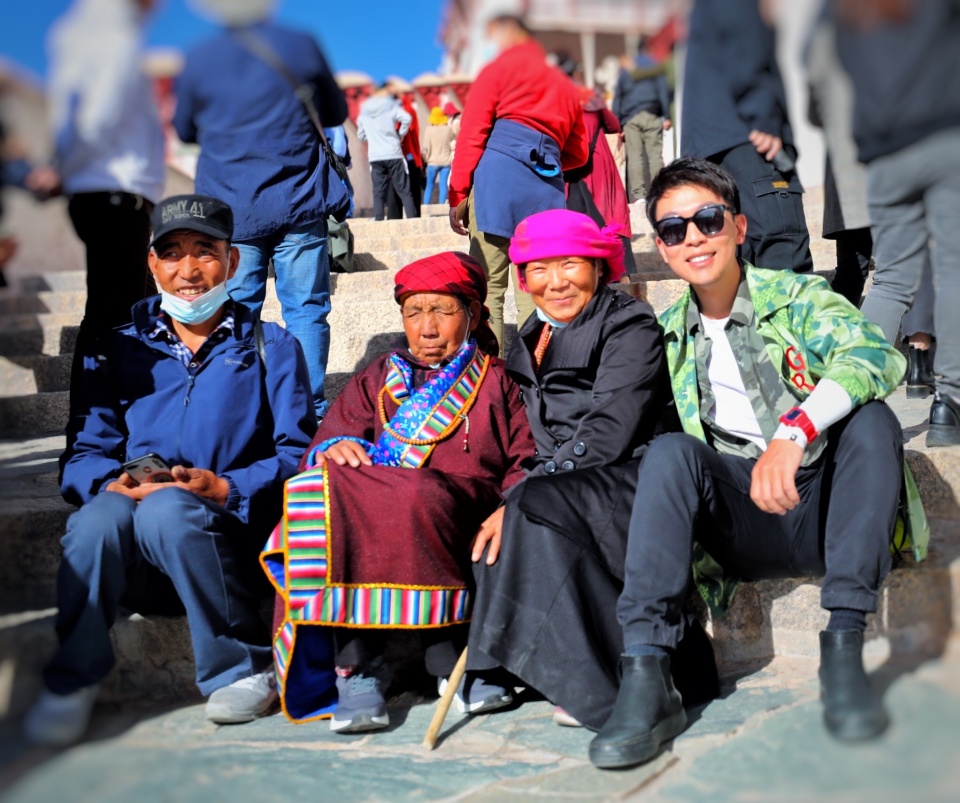 拉萨旅游攻略：在西藏，如何用傅首尔的方式花80买下800的东西？