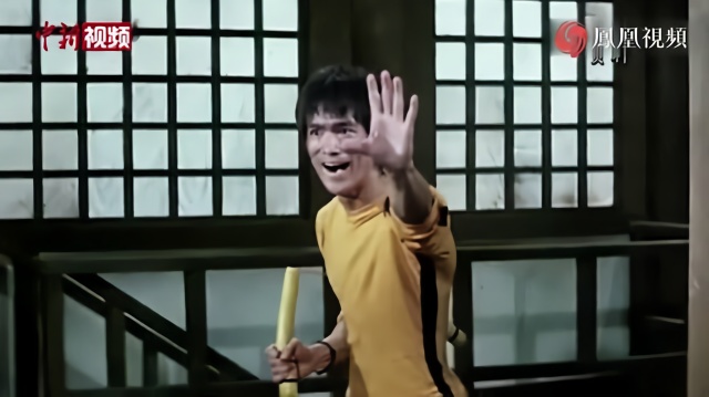 小伙用双节棍打乒乓球开瓶盖 创吉尼斯世界纪录