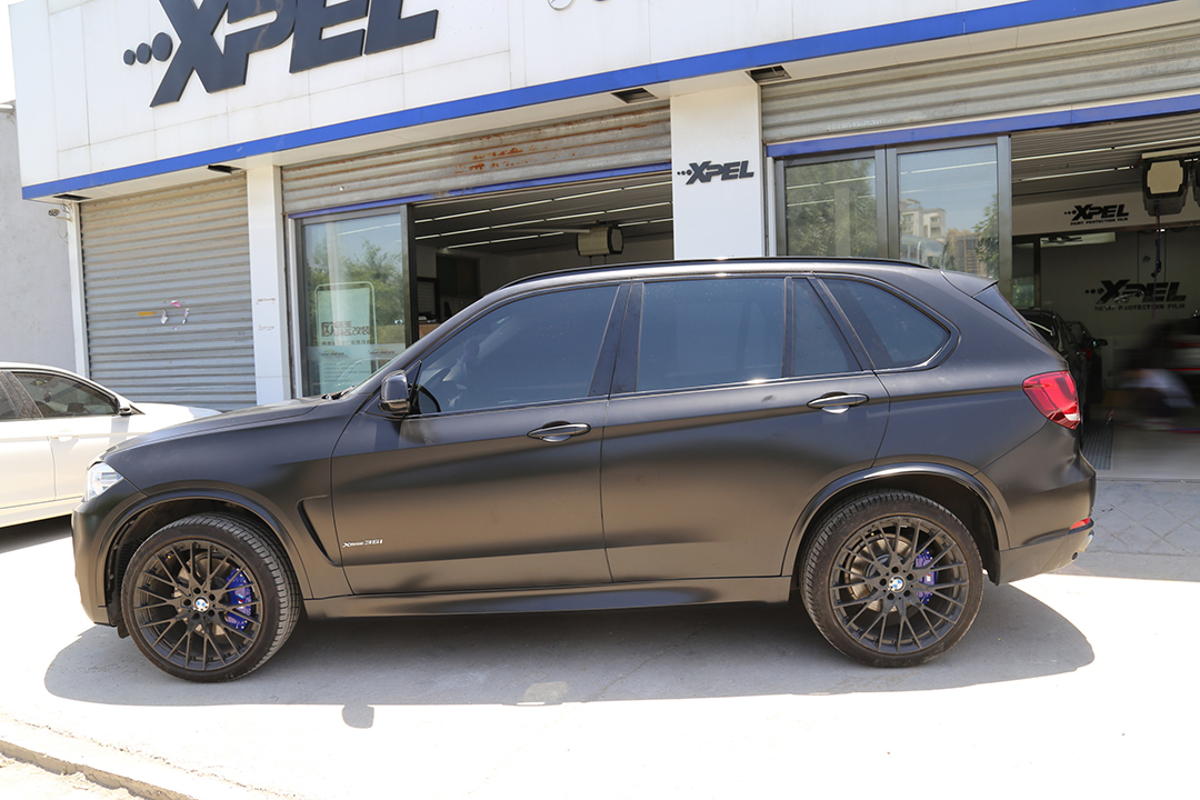 宝马x5济南欧瑟全车贴膜改色陶瓷黑x5m前包围锻造轮毂