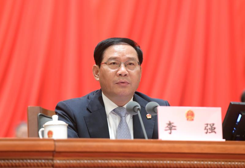 谱写人民城市新篇章上海市十五届人大四次会议闭幕李强与龚正握手表示