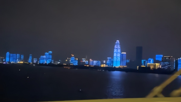 因汛情暂停20天，<em>武汉</em><em>长江</em>灯光秀重新点亮