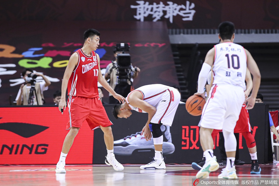 易建联在没有对抗的情况下拉伤大腿。