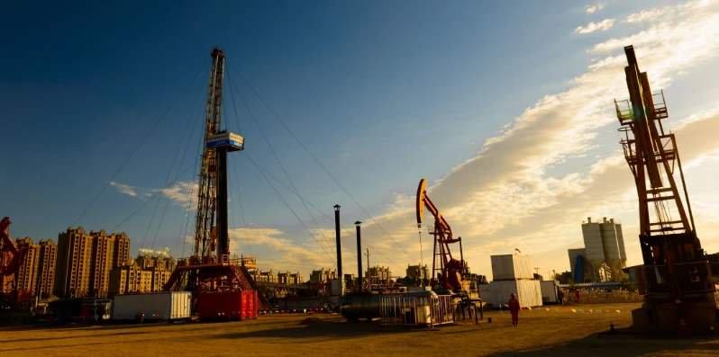 中东不断大量开采石油,地下采空不会塌陷吗?原来是注入了这个__凤凰网