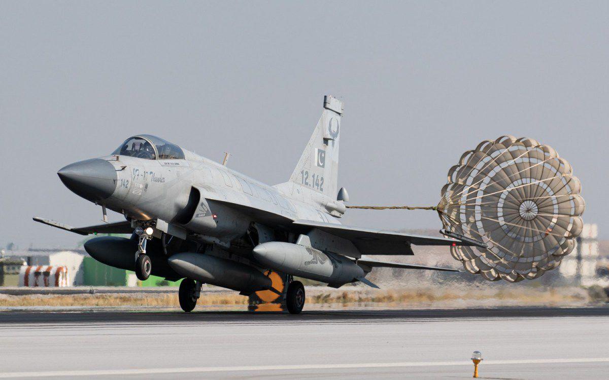 巴基斯坦网友拍摄到巴铁空军第14中队装备的jf17枭龙blockii战机挂载