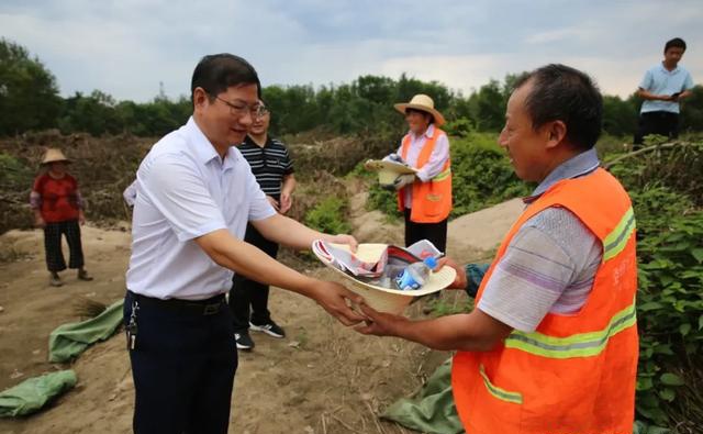 与儿街镇:关爱环卫工人安全度夏 扎实推进城乡环卫一体化