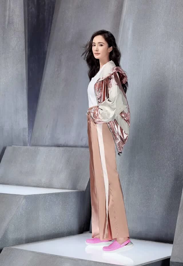 洞洞鞋也能很时髦学辣妈杨幂的4个小技巧让搭配更简单