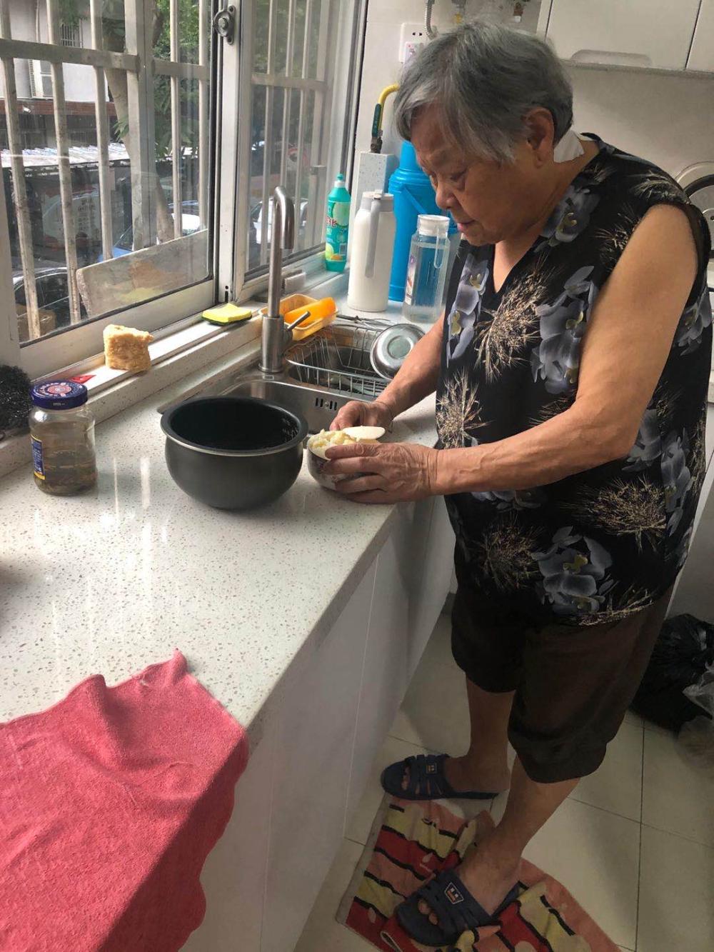 带24岁陌生女孩在家陪住:杭州80岁独居老人的非主流养老故事