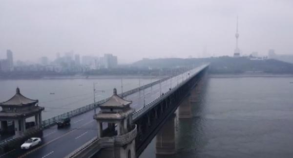 武汉长江大桥《武汉的一天 | 2020年1月24日》视频截图 拍摄 杨柯 来源 新华社