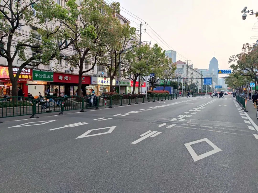 图为菱形减速标志乳山路(东方路-福山路)是浦东梅园地区的1条交通繁忙