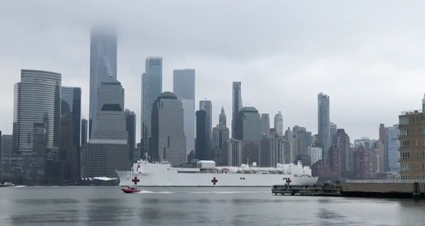 美军医疗舰“安慰号”已抵达纽约港
