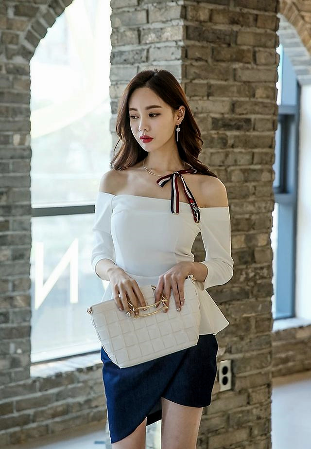 气质这个词语,常常被用来形容绝色美人!