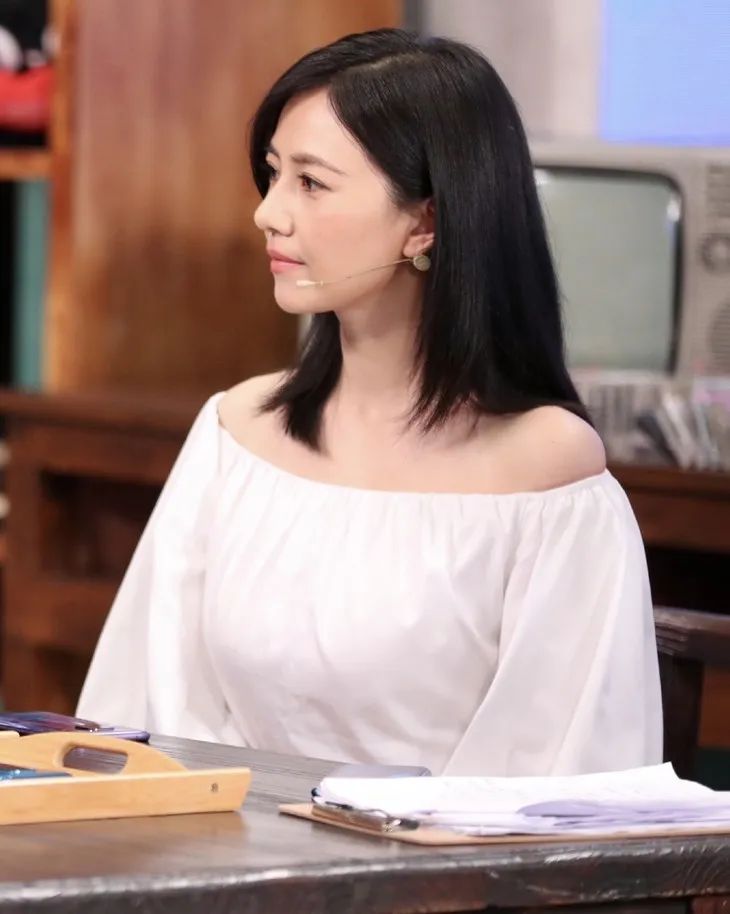 高圆圆不能有鱼尾纹挑刺不如看看她一字肩有多美