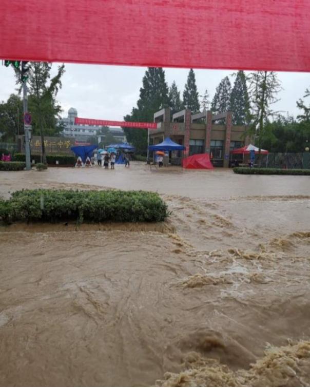 歙县二中门口积水严重。图片来源：歙县融媒体中心