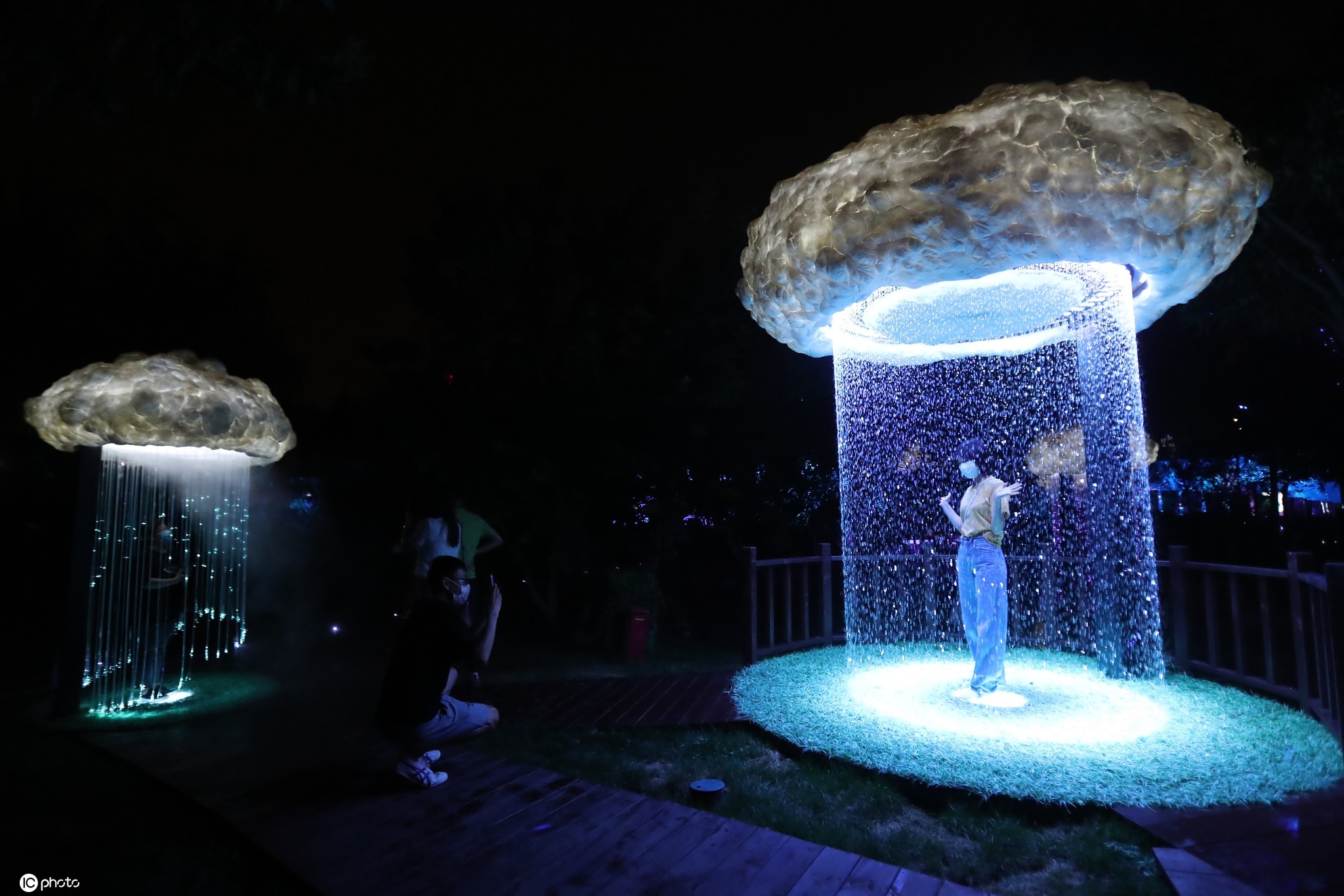 据悉,主创团队在创意过程中对近百种设备及特效设备进行科学选配、 实验测试,科学筛选出 25 种灯具、50000 多个点光源、3000多米 LED 发光灯带、1200 只仿生漂浮萤火虫灯具、近百台特效设 备、200 余只音箱、64 路通道、上千平米的 LED 屏幕、一百余支仿生开合花朵、数十台大功率激光投影机、以及声光互动装置、动作捕捉系统、体感互动设备等。