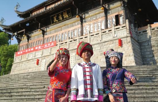 芙蓉鎮鎮長穿土家族衣服直播首秀跳擺手舞帶大家品特色米豆腐