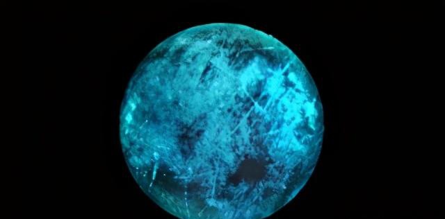 会发光的木卫二(模拟图)