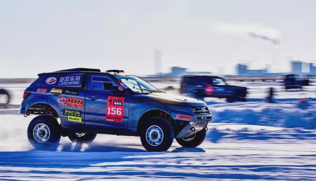 是对赛车综合性能的全面展示 布满了冰雪的赛道 不仅对赛车的性能和调