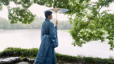 无论是漫步在烟雨朦胧的西湖边,还是青石小巷里,身边总会擦过一两个撑