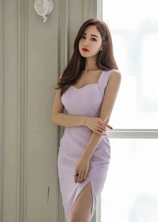 气质迷人的美女，身材曼妙，连衣裙彰显与众不同的女人韵味