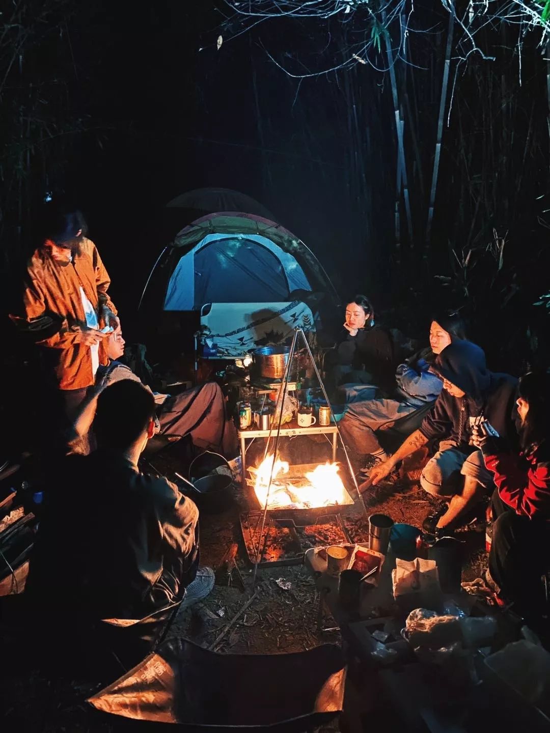 朋友们在野营旅行中，在他们的帐篷附近放松照片摄影图片_ID:142395723-Veer图库